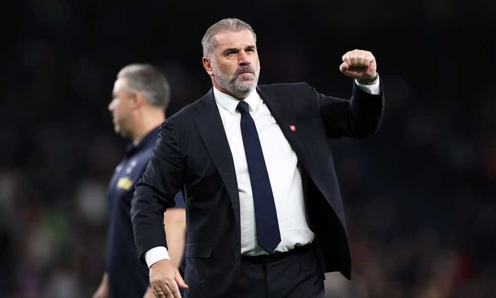 صورة إنجي بوستيكوجلو مدرب توتنهام بعد تتويج الفريق بالدوري الأوروبي