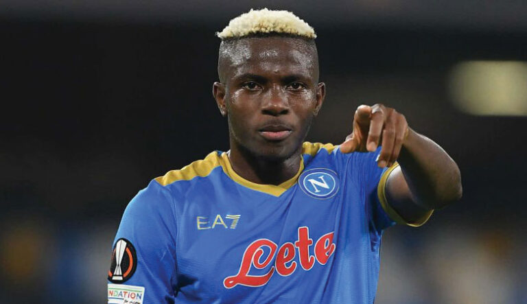 صورة فيكتور اوسيمين لاعب الهلال السعودي أثناء تدريبات الفريق استعدادًا للموسم الجديد